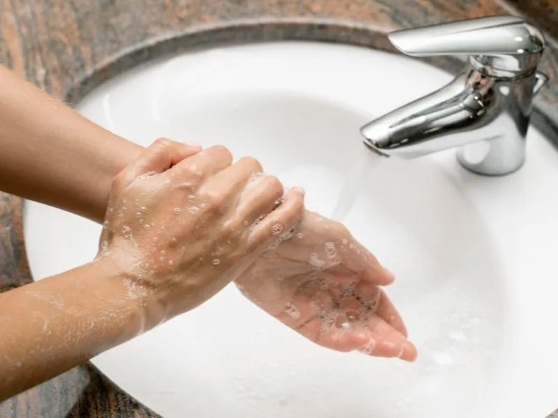 lavare le mani con acqua